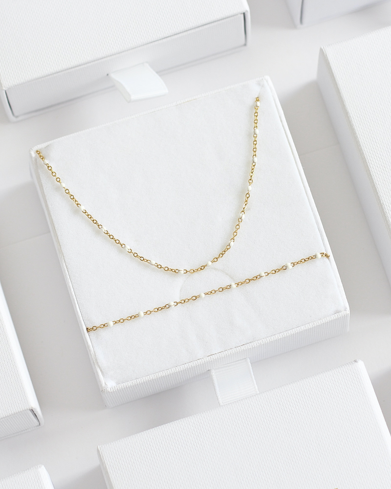 white-dots-set